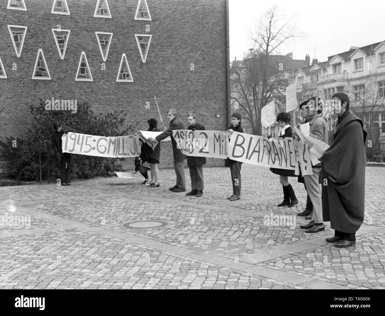 Une vingtaine d'étudiants, qui sont en grève de la faim pour démontrer pour le Biafra, présenter des affiches en face de l'église St Nikolai à Hambourg le 15 décembre 1968. Le pasteur Echternach leur a permis d'entrer dans le service et de parler de la situation au Biafra. Dans le monde d'utilisation | Banque D'Images