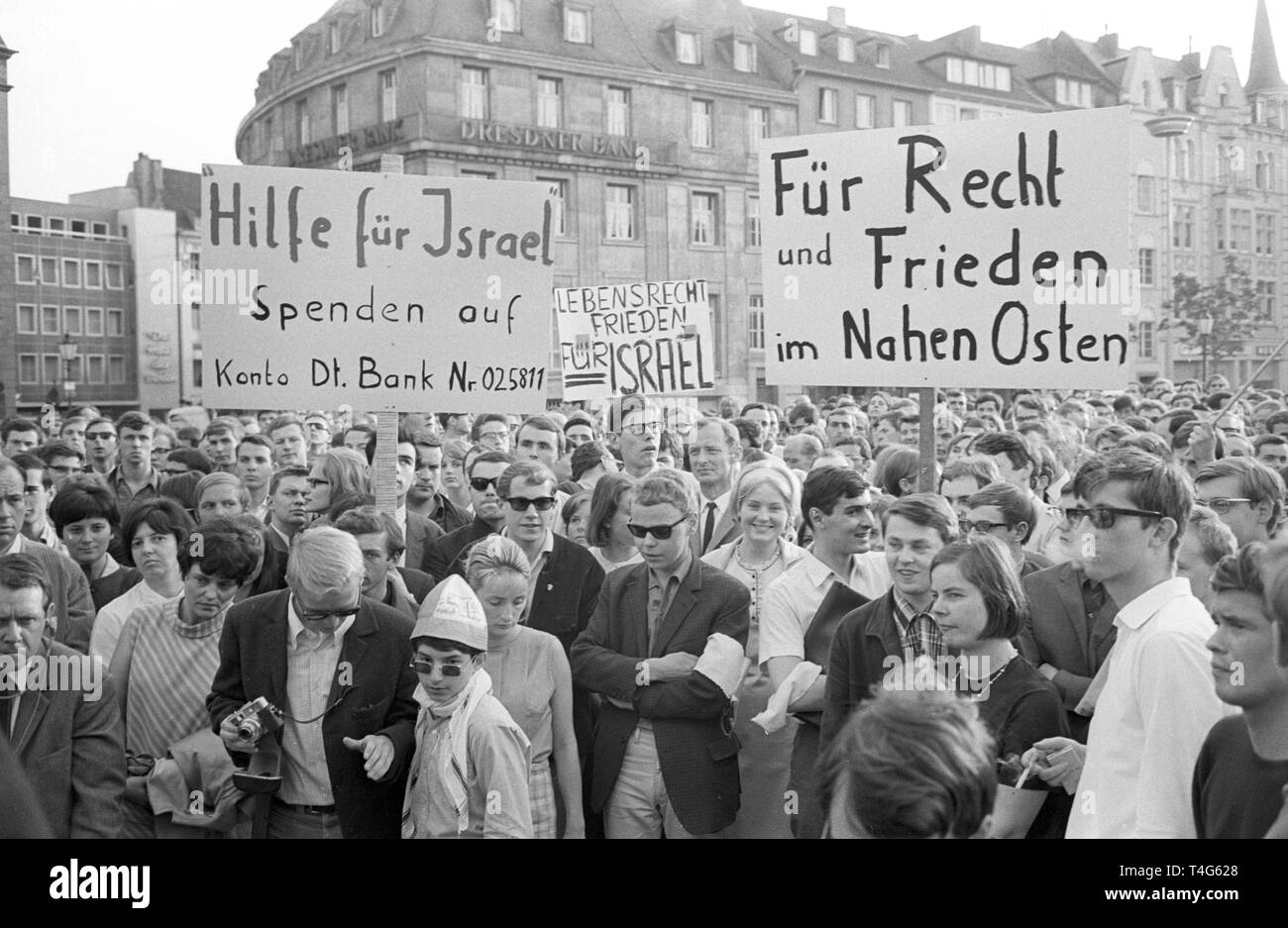 L'AStA de Bonn, le Comité des étudiants en général, organise une action de protestation pour Israël le 06 juin 1968. Ils présentent des banderoles disant "pour la justice et la paix au Moyen-Orient". Dans le monde d'utilisation | Banque D'Images