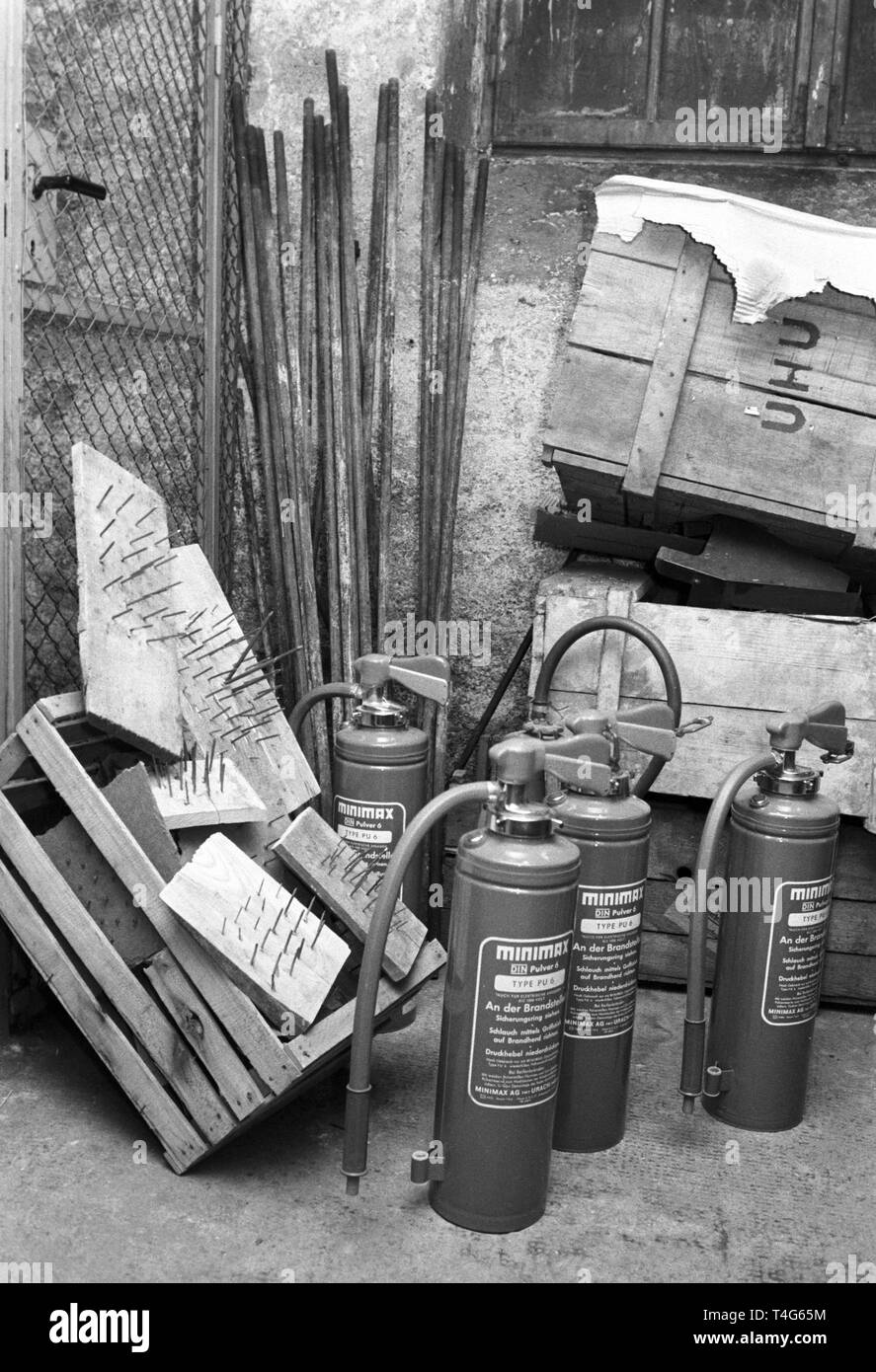 La DEP constate les apprêts, poudre à fusil, extincteurs, 22 tubes d'acier et 16 bandes de clous dans la cour de l'AStA chambre à Munich le 15 avril 1968. Dans le monde d'utilisation | Banque D'Images