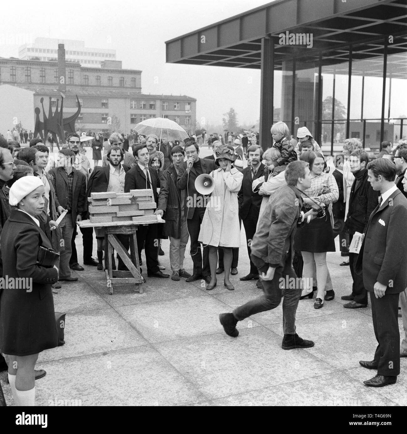 Les étudiants en architecture démontrer après l'ouverture de la "Neue Nationalgalerie' à Berlin le 15 septembre 1968 pour la reconstruction de la mémoire de Rosa Luxemburg et Karl Liebknecht, qui a été construit par Mies van der Rohe en 1926 et détruit par le régime nazi. Dans le monde d'utilisation | Banque D'Images
