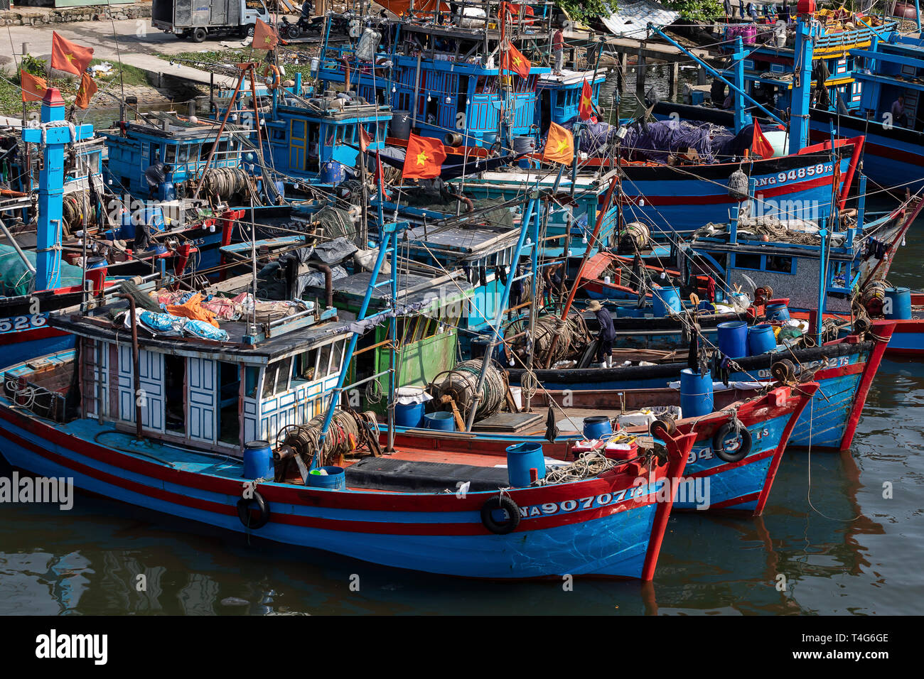 Bateaux de pêche bleu amarré sur le fleuve Han à Da Nang Vietnam Banque D'Images