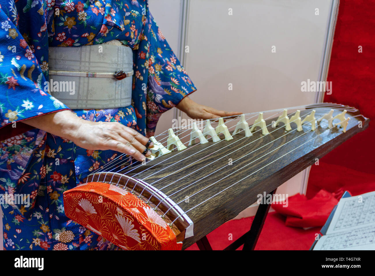 Femme en robe kimono traditionnel japonais koto instrument joue Banque D'Images