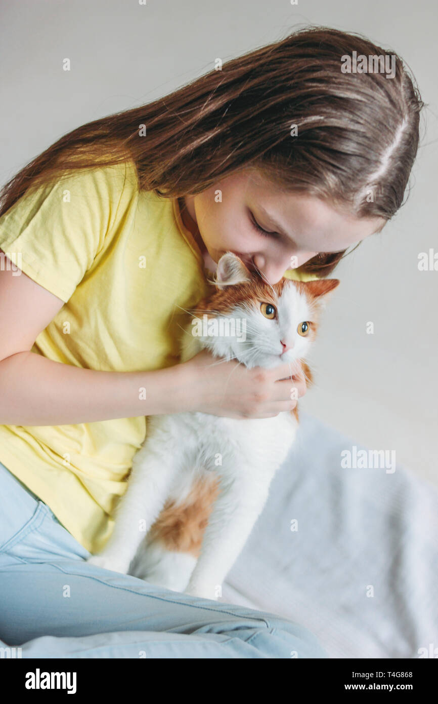 Cute Girl Tween En Jaune T Shirt Avec Son Chat A La Maison Blanche Photo Stock Alamy