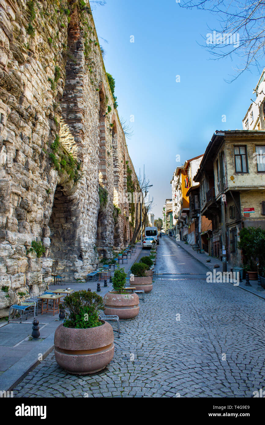 Fatih, Istanbul / Turquie - 04 mars 2019 : une rue dans le district de Fatih d'istanbul et à proximité de l'Aqueduc de Valens (Bozdogan) Banque D'Images