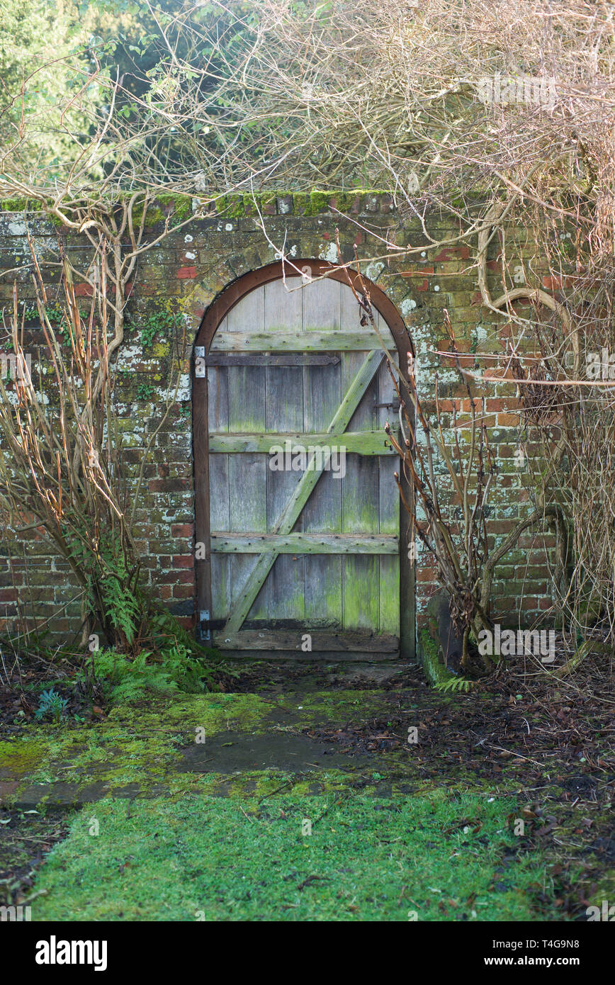 Ancienne porte dans un jardin clos Photo Stock - Alamy