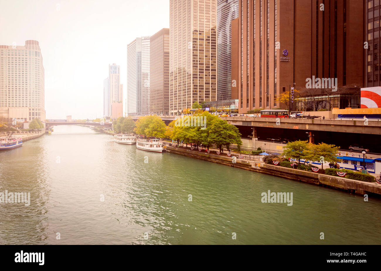 Chicago, IL, USA, Octobre 2016 : vue sur la célèbre promenade de la rivière Chicago. Attraction touristique Banque D'Images