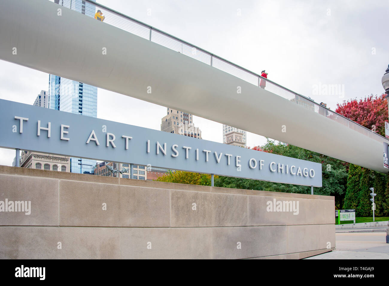 Chicago, IL, USA, Octobre 2016 : entrée de l'aile moderne de l'Art Institute de Chicago sous l'Nichols Bridgeway à l'intérieur du parc du millénaire Banque D'Images