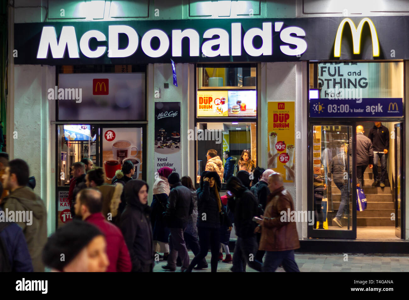 Taksim, Istanbul / Turquie - 04 mars 2019 : McDonald's Restaurant dans la rue Istiklal, vue extérieure de nuit Banque D'Images