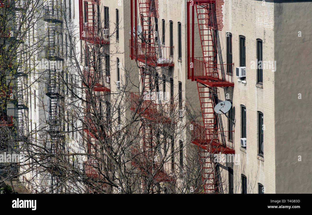 Le feu s'échappe dans l'arrière des immeubles à appartements dans le quartier de Flatbush Brooklyn à New York le samedi 13 avril, 2019. (Â© Richard B. Levine) Banque D'Images