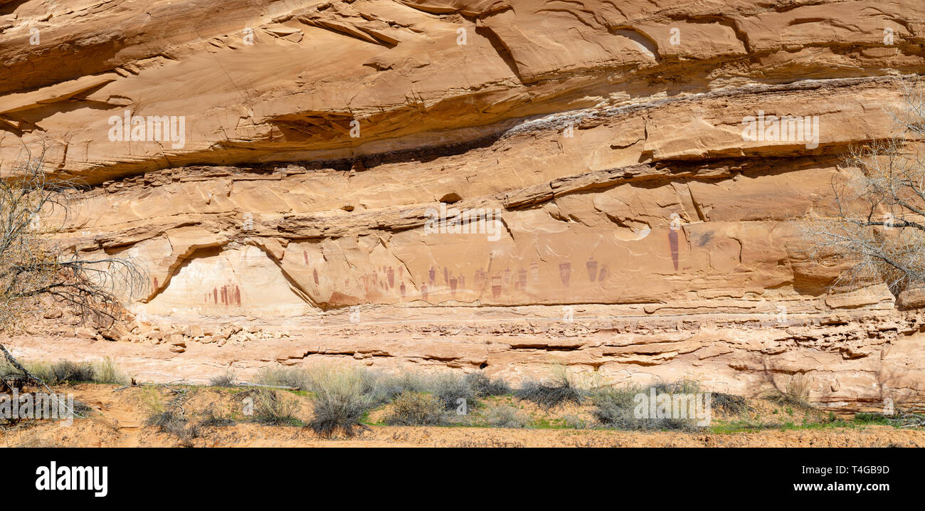 Droit d'anciens pictogrammes créés par des amérindiens et Horseshoe Canyon, Canyonlands National Park, Emery County, Utah, USA. Banque D'Images