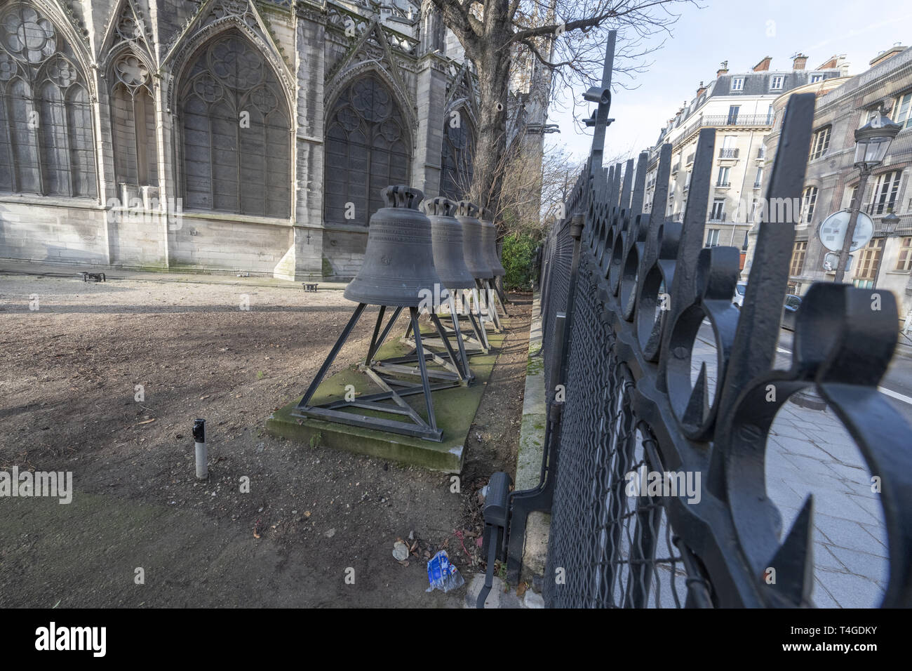 Un ensemble d'anciennes cloches de la cathédrale Notre-Dame a été sauvé de la fonderie et donné une nouvelle maison. Les quatre anciennes cloches sont de la tour nord. Banque D'Images