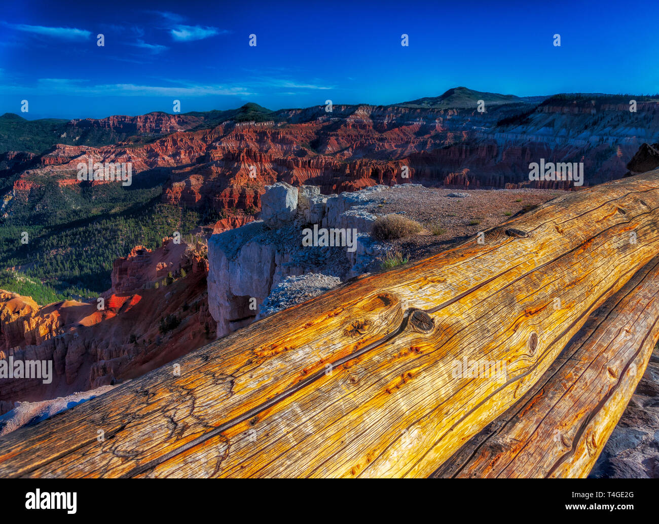 À la balustrade du journal plus dans le quartier coloré de rouge et d'orange canyon de rock formations ci-dessous sous un ciel bleu avec des ombres tôt le matin. Banque D'Images