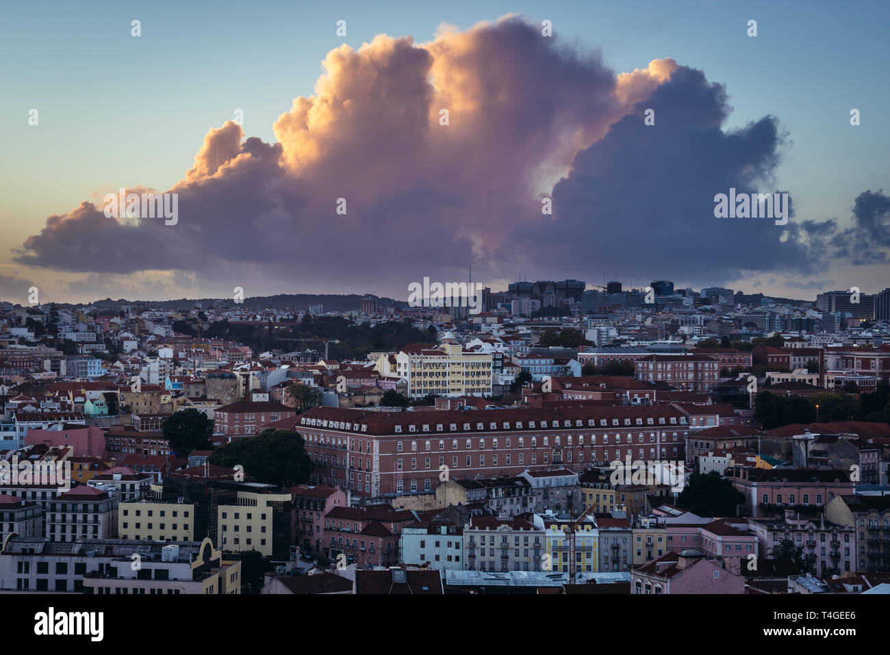 Ciel du soir au-dessus de Lisbonne, Portugal, vue de Miradouro da Graca. Voir avec l'hôpital de Sao Jose Banque D'Images