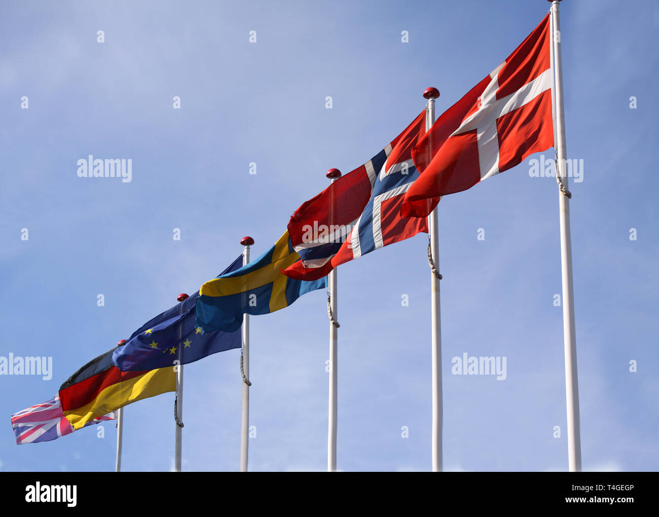 Les drapeaux du Danemark, Norvège, Suède, Allemagne et Royaume-Uni forme de mâts en coopération avec l'Europe, l'Union européenne, d'un drapeau contre un ciel bleu. Banque D'Images