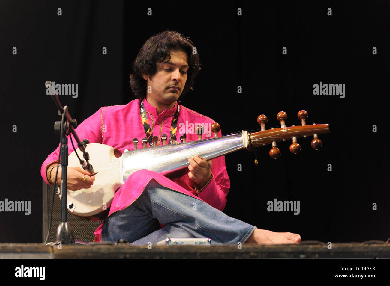 Ayaan Ali Khan se produisant au Festival Womad, Charlton Park, Royaume-Uni, le 26 juillet 2014. Banque D'Images