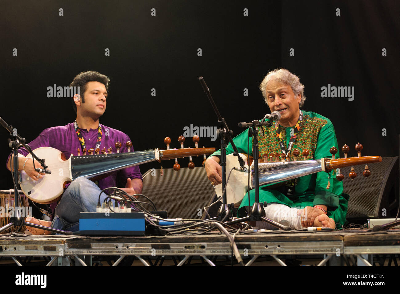 Amaan Ali Khan et Amjad Ali Khan se produisant au Festival Womad, Charlton Park, Royaume-Uni, le 26 juillet 2014. Banque D'Images