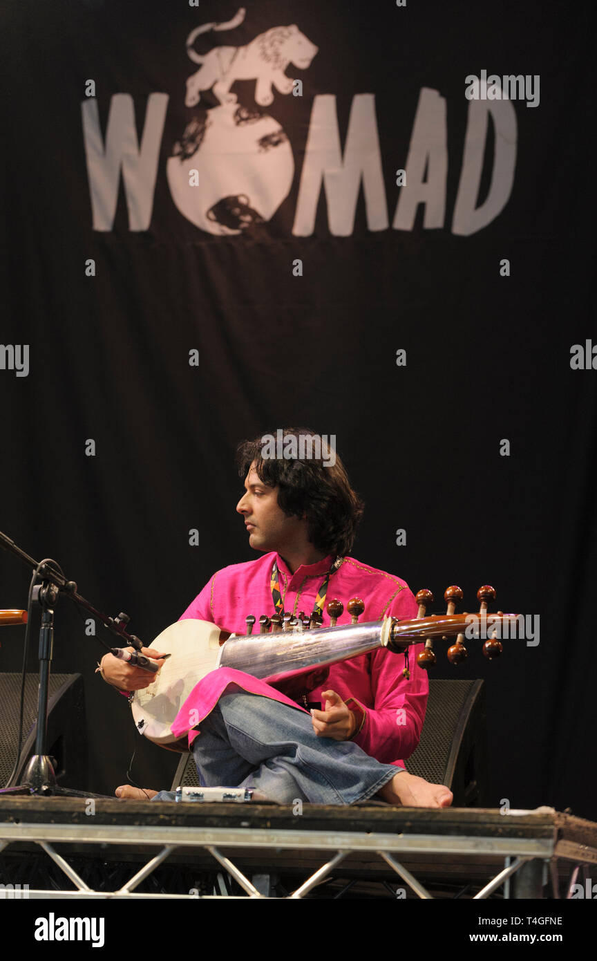 Ayaan Ali Khan se produisant au Festival Womad, Charlton Park, Royaume-Uni, le 26 juillet 2014. Banque D'Images
