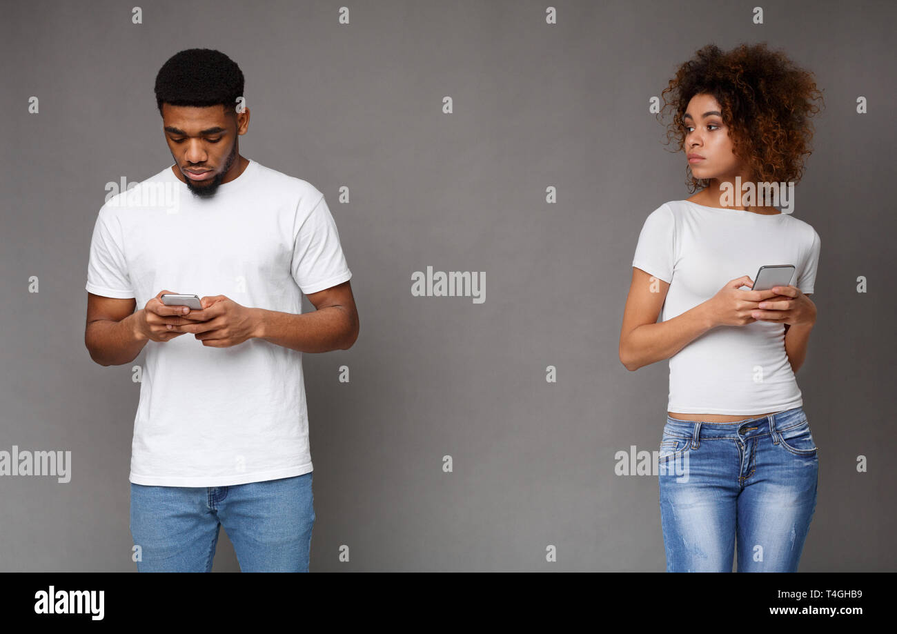 Femme jalouse suspectes à son petit ami à l'accent texting Banque D'Images