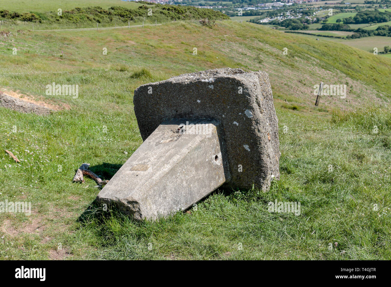 Une enquête concrète post de marqueur sur le côté, sur l'île de Purbeck, Dorset, UK. Banque D'Images