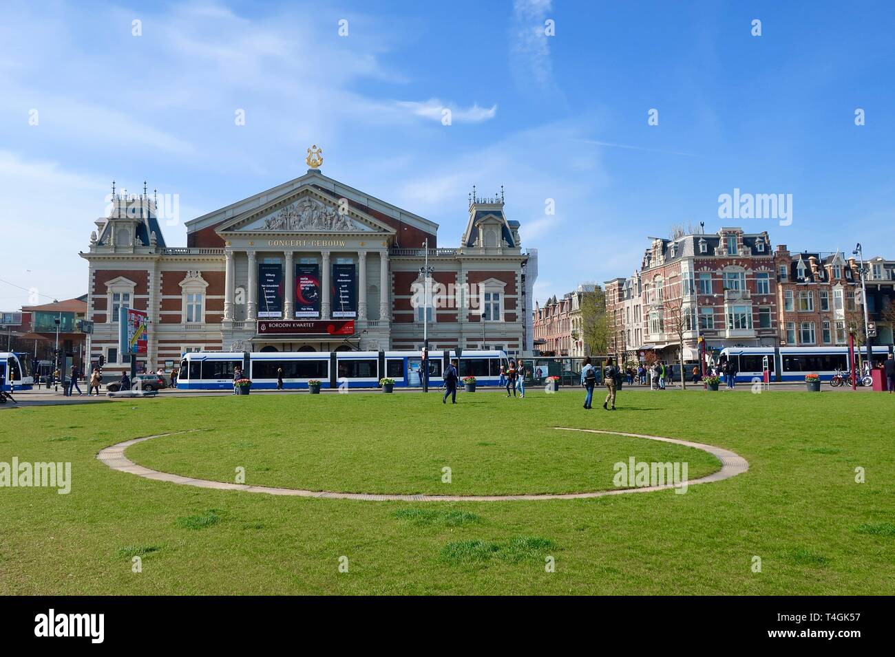 Amsterdam, Pays-Bas - avril 2019 ; Museumplein et la salle de concert par un beau jour de printemps. Banque D'Images