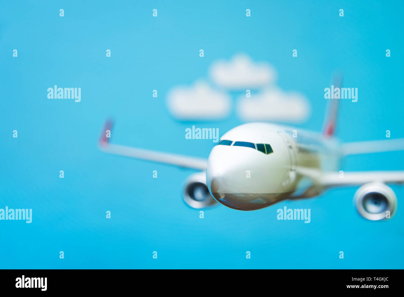 Avion blanc sur fond bleu. modèle d'avion Banque D'Images