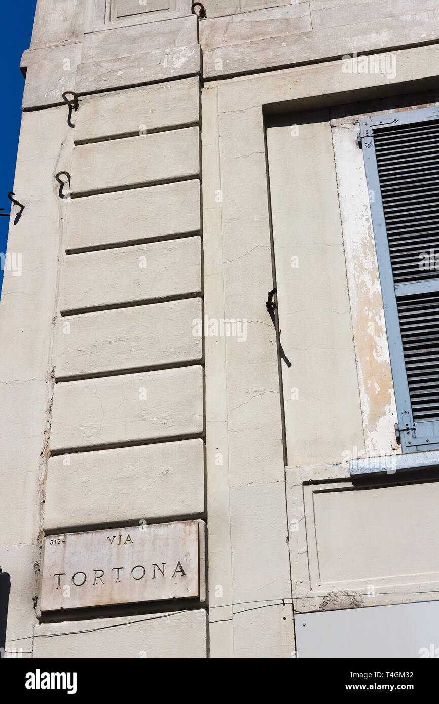 Milan, plaque de rue, Via Tortona - le nom de la route sur panneau en marbre. Quartier Tortona important pour les secteurs de la mode et du design, la Lombardie Italie Banque D'Images
