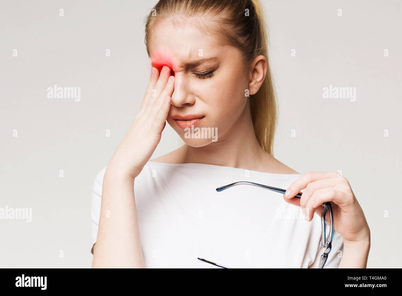 Douleur occulaire Banque de photographies et d’images à haute résolution Alamy