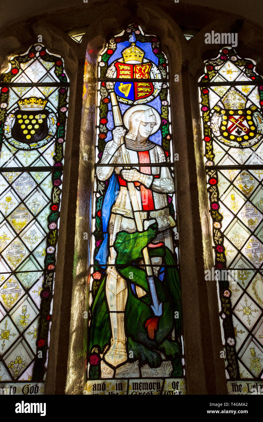 Un vitrail de St George et le dragon dans l'église St Uny Lelant dans, Cornwall, UK. Banque D'Images