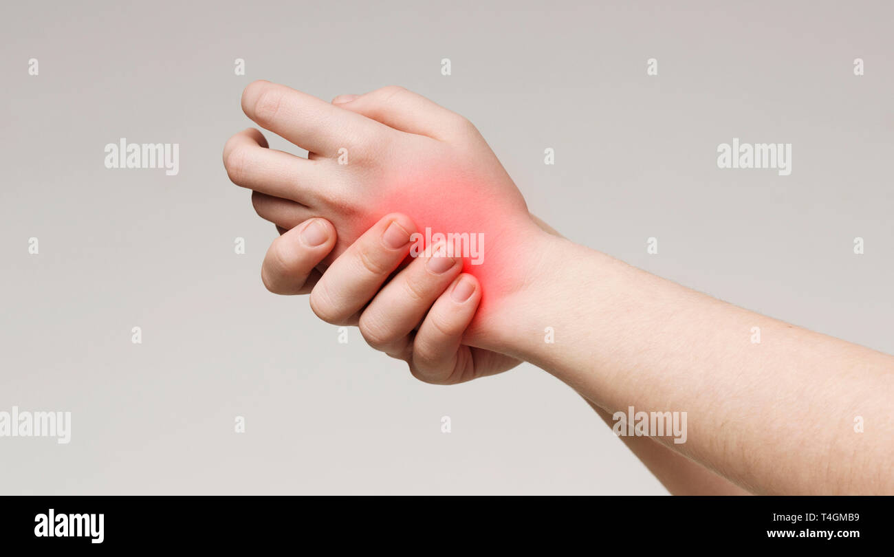 Femme millénaire toucher sa main douloureuse inflammation Banque D'Images