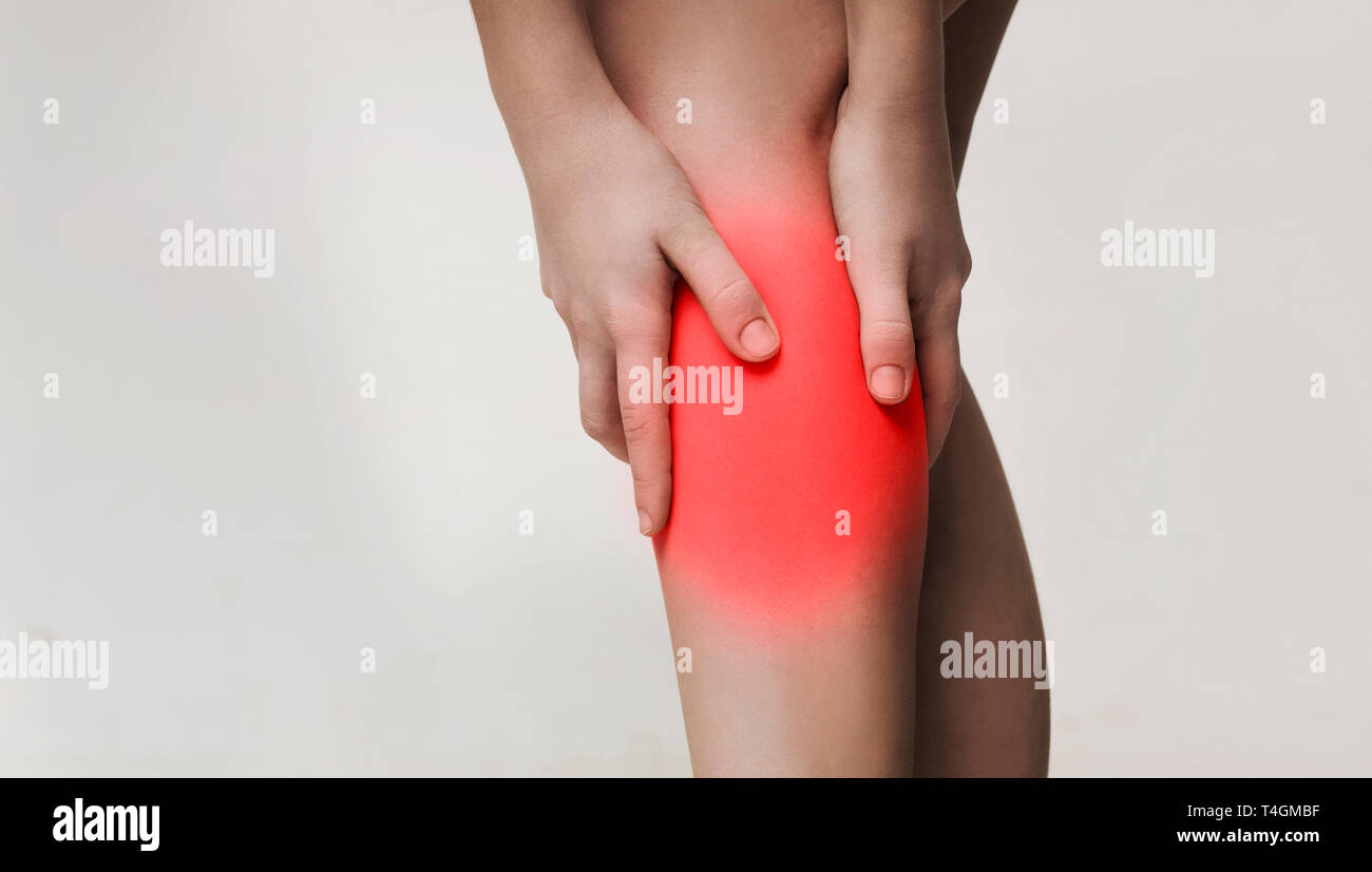 La douleur de jambe mollet, woman holding maux musculaires douloureux et Banque D'Images