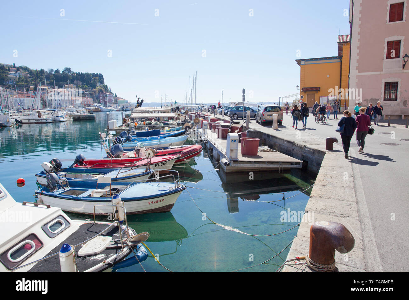 Les gens qui marchent à côté de bateaux amarrés à Piran Banque D'Images