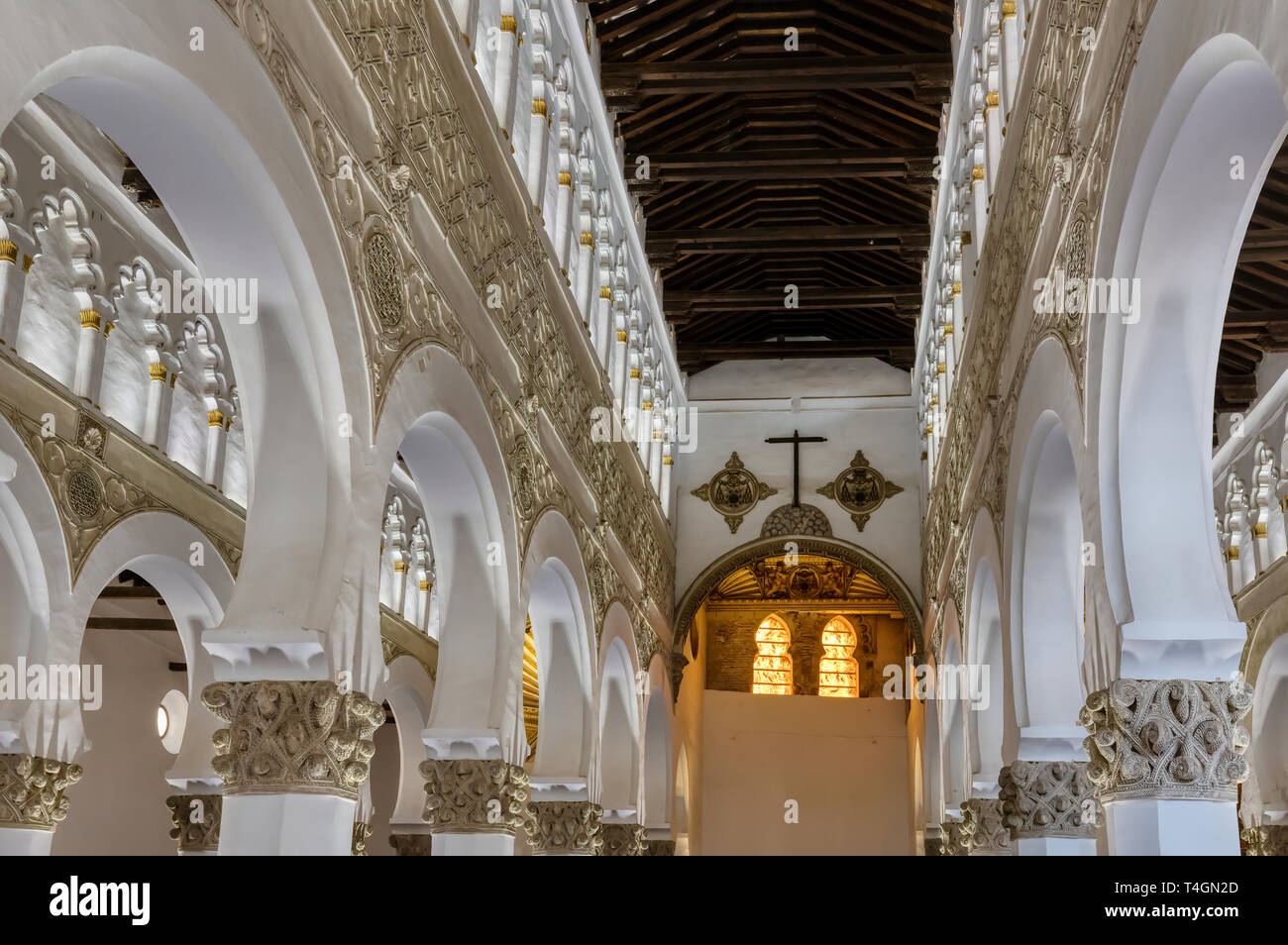 Tolède, Espagne - MARS 23,2019 : Blanc arches à l'ancienne synagogue de Santa Maria la Blanca (Synagogue) dans le centre historique de Tolède, Espagne Banque D'Images