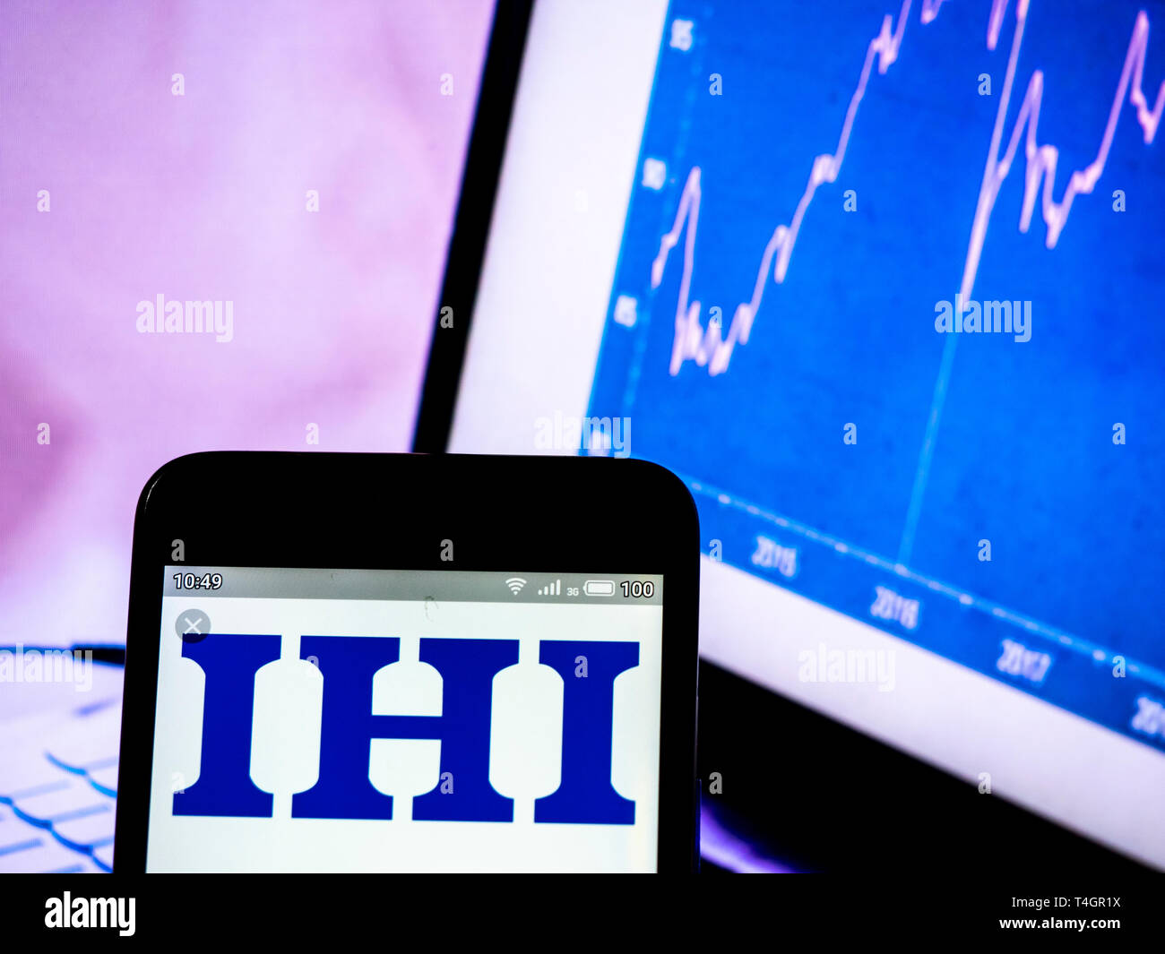 Sur cette photo, l'illustration a IHI Corporation vu le logo affiché sur un téléphone intelligent Banque D'Images