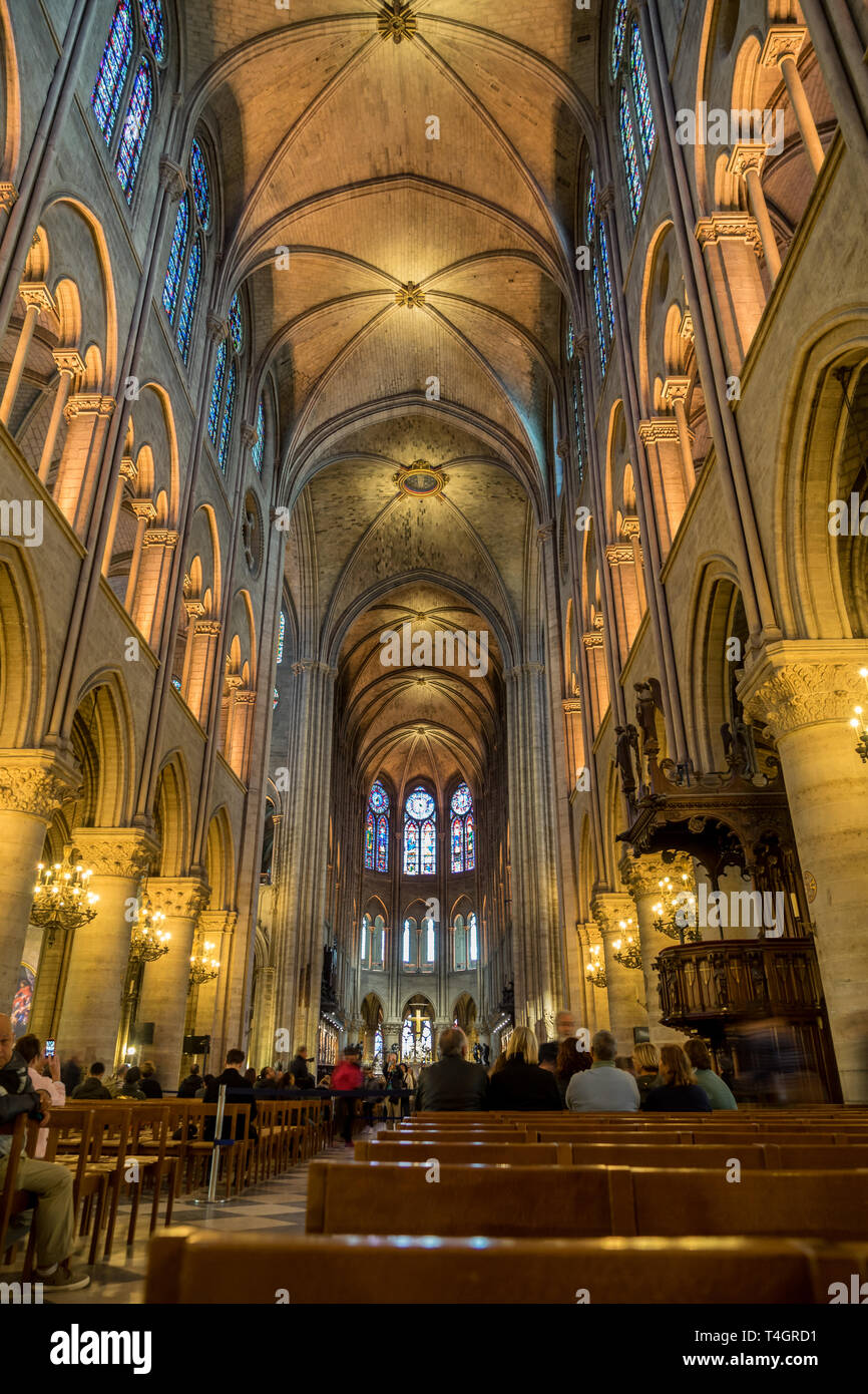 PARIS, FRANCE - Septembre 14, 2017 l'intérieur de la cathédrale Notre-Dame de Paris, France. L'église de style gothique français. Banque D'Images