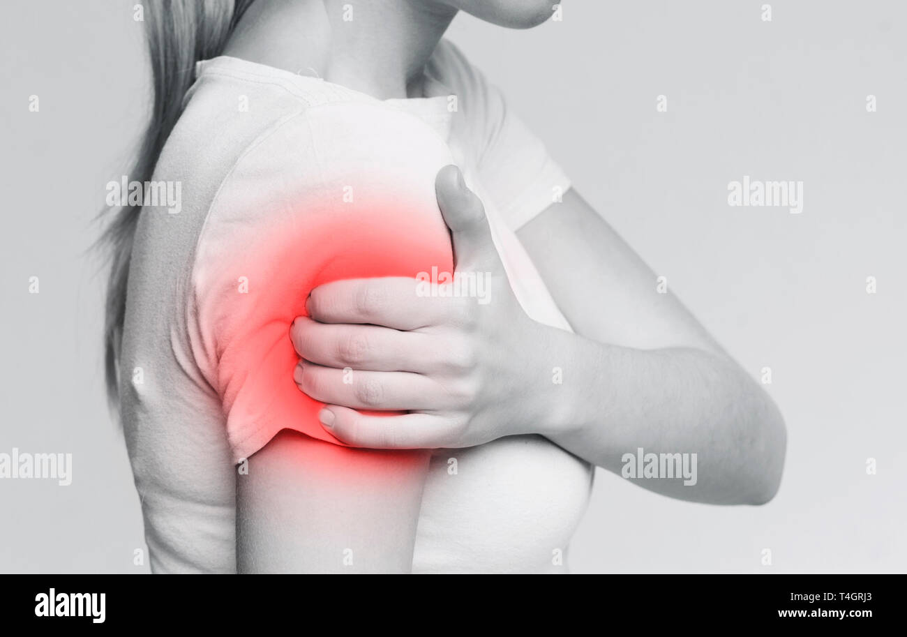 La douleur musculaire. Corps féminin à l'inflammation de la zone de l'épaule, photo monochrome Banque D'Images