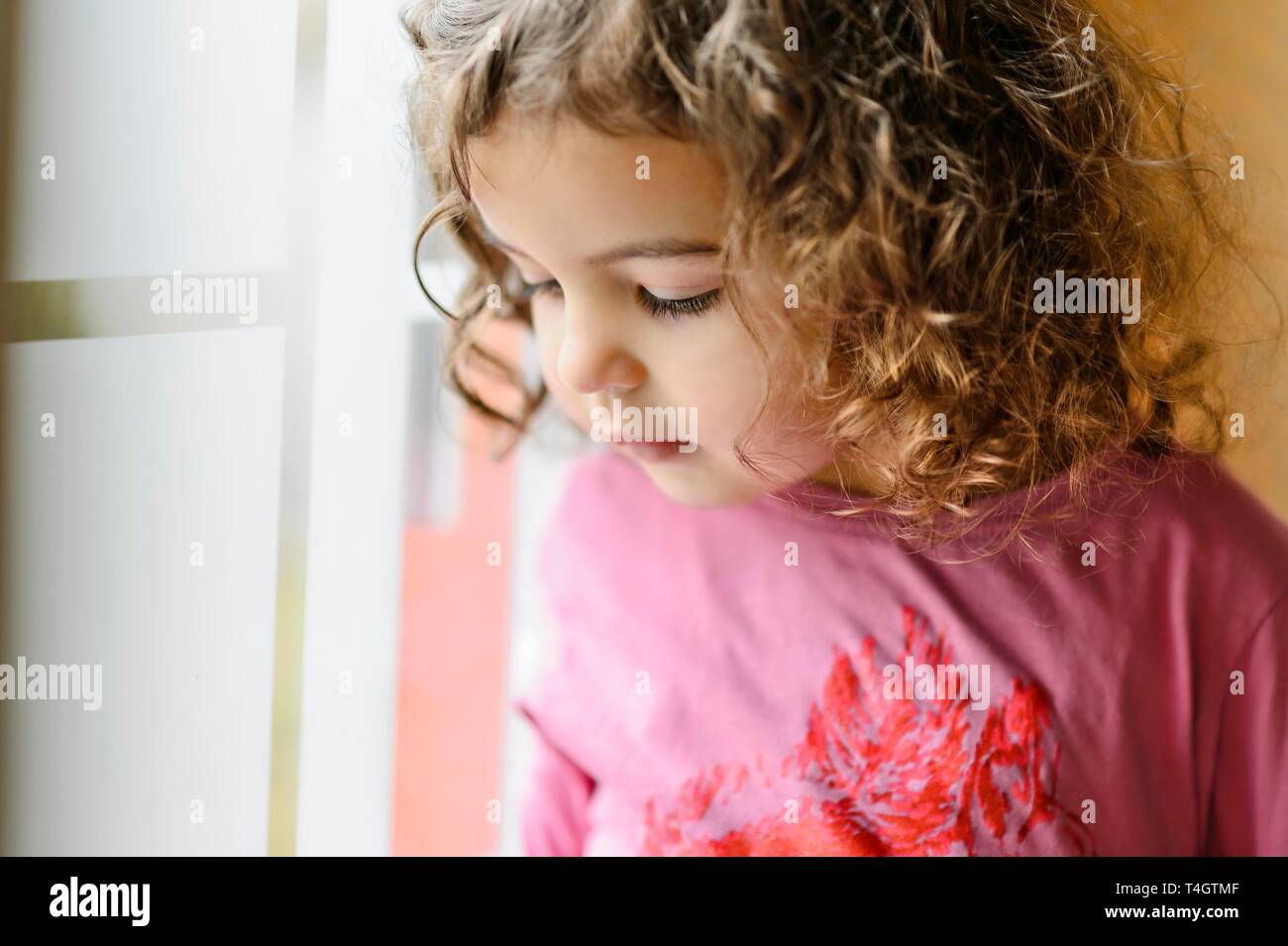 Fille, 3 ans, portrait, regard pensif, Allemagne Banque D'Images