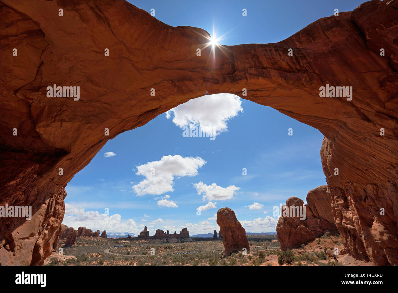 Vue panoramique grandiose d'Arches Parc Nation de sous la plus grande étendue de l'arc double géant. Banque D'Images