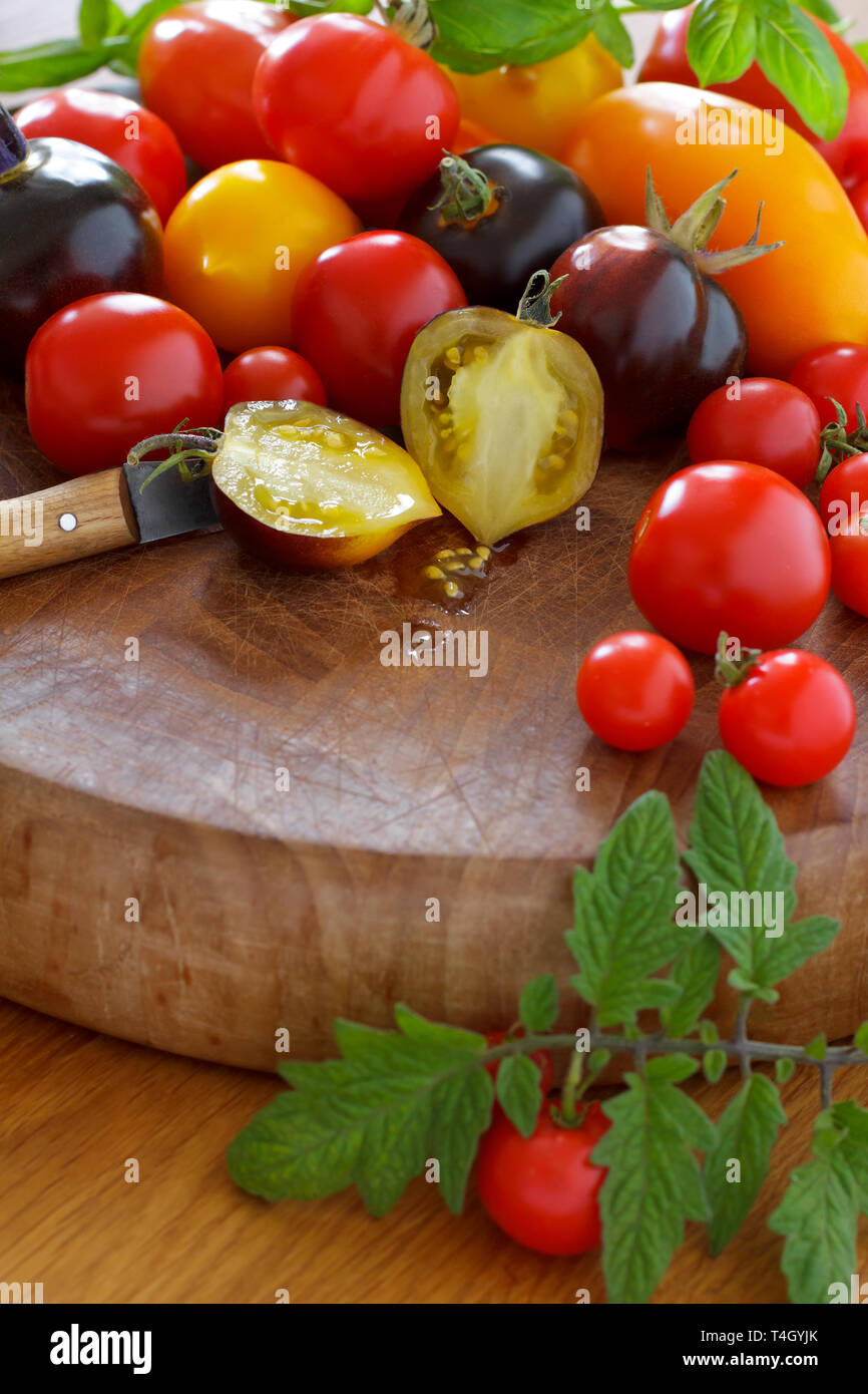 Une sélection colorée de heirloom tomato cultivars, la diversité alimentaire concept Banque D'Images