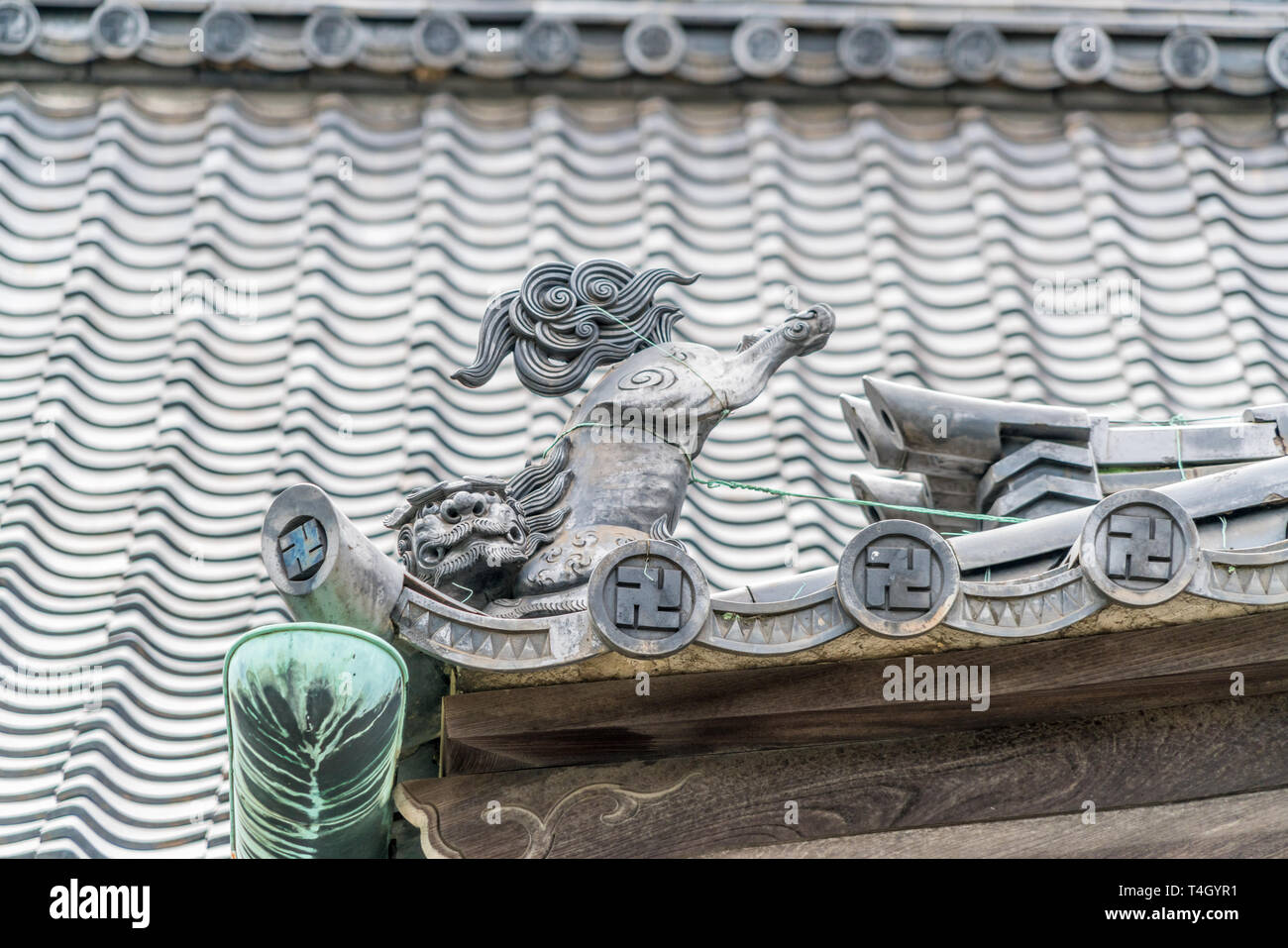 Sengaku-ji temple bouddhiste Zen Soto. shachi ou shachihoko (orque) ornement de forme Poisson à Tomebuta gawara (fin d'un toit-ridge). Situé à Tak Banque D'Images