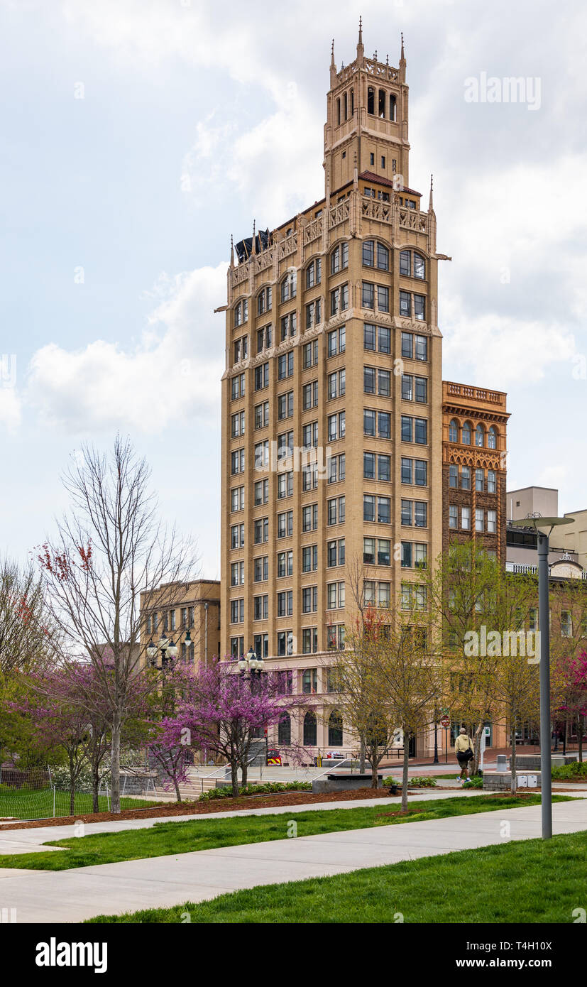 ASHEVILLE, NC, USA-4/11/19 : l'immeuble Jackson au début du printemps, en carré, avec une personne qui marche. Redbud en fleur. Banque D'Images