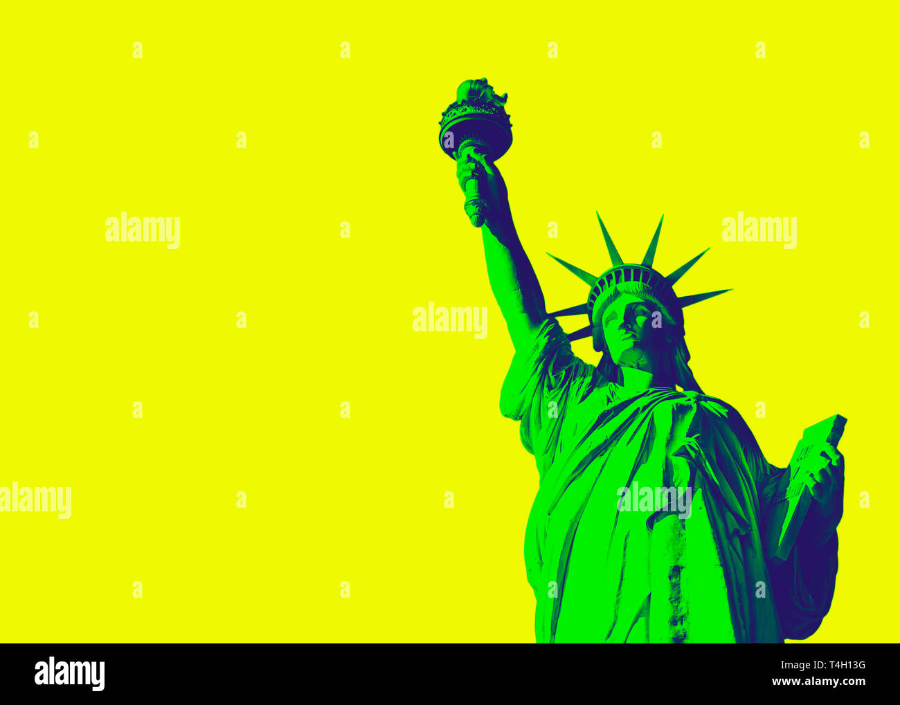 Vue de dessous de la célèbre Statue de la liberté, l'icône de la liberté et de l'United States. Ton duo jaune et vert l'effet appliqué Banque D'Images