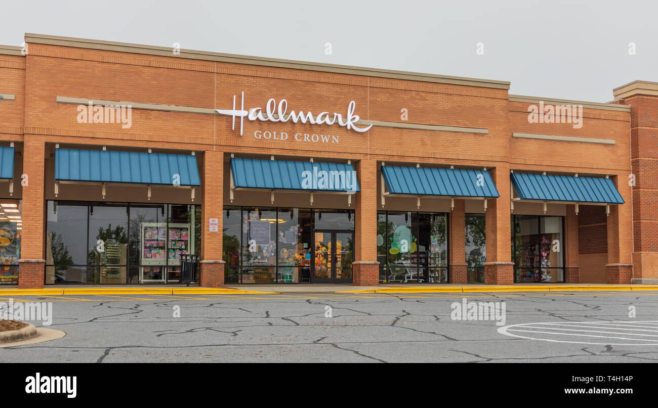 HICKORY, NC, USA-4/13/19 : La marque Gold Crown store front. Hallmark est un privé, entreprise familiale spécialisée dans les cartes de vœux, d'une télévision par câble c Banque D'Images