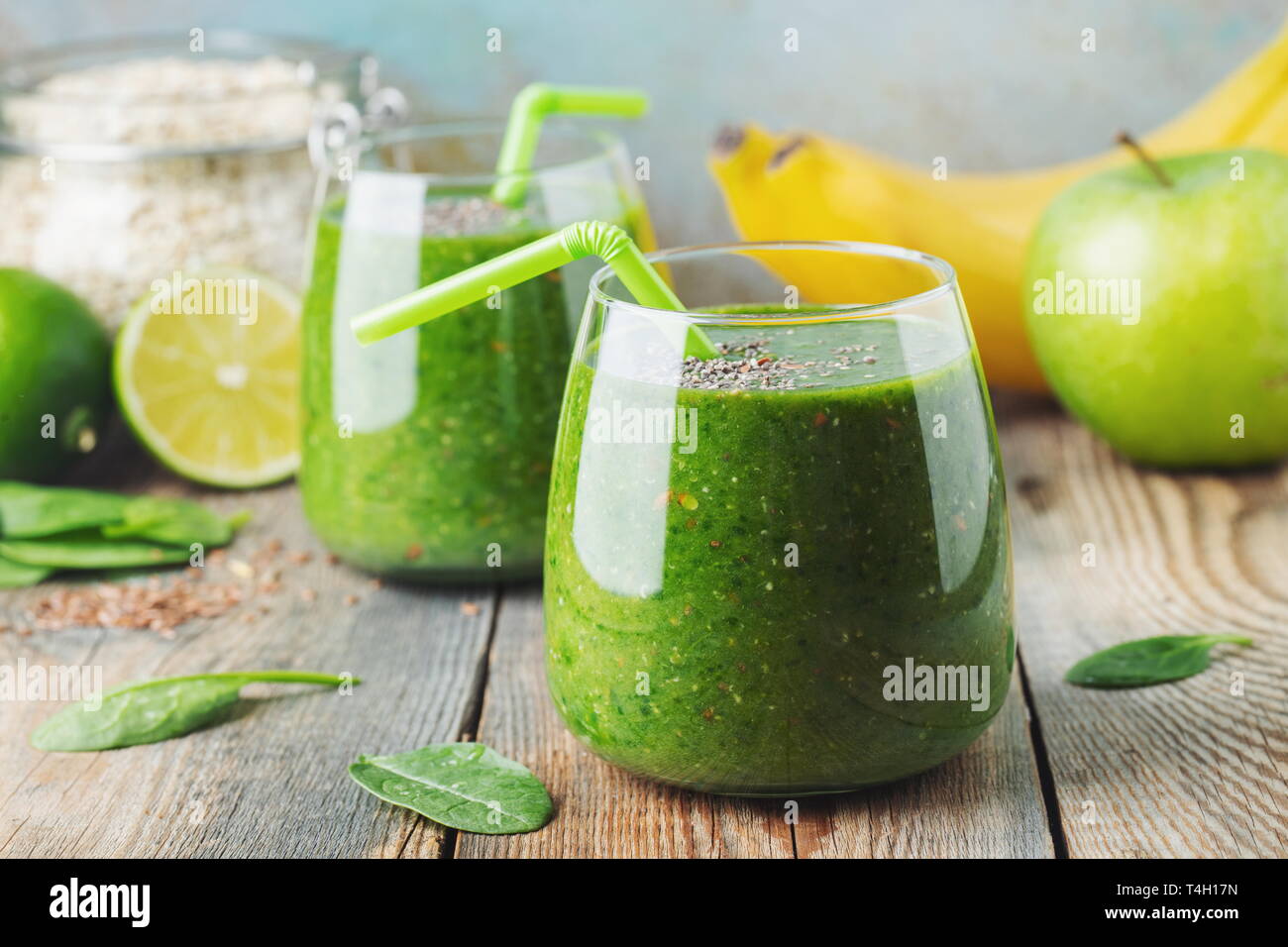 Smoothie vert frais sain avec des fruits et légumes. Banque D'Images