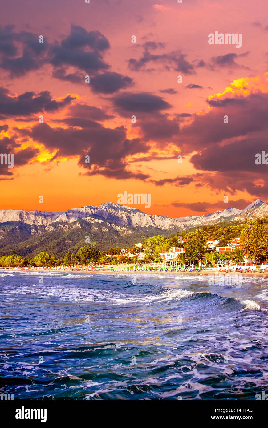 Magnifique coucher de soleil à la plage de Psili Ammos, l'île de Thassos, en Grèce. Il est connu sous le nom de Golden Beach. Il est situé entre Skala Potamia Panagia et Skala. Banque D'Images