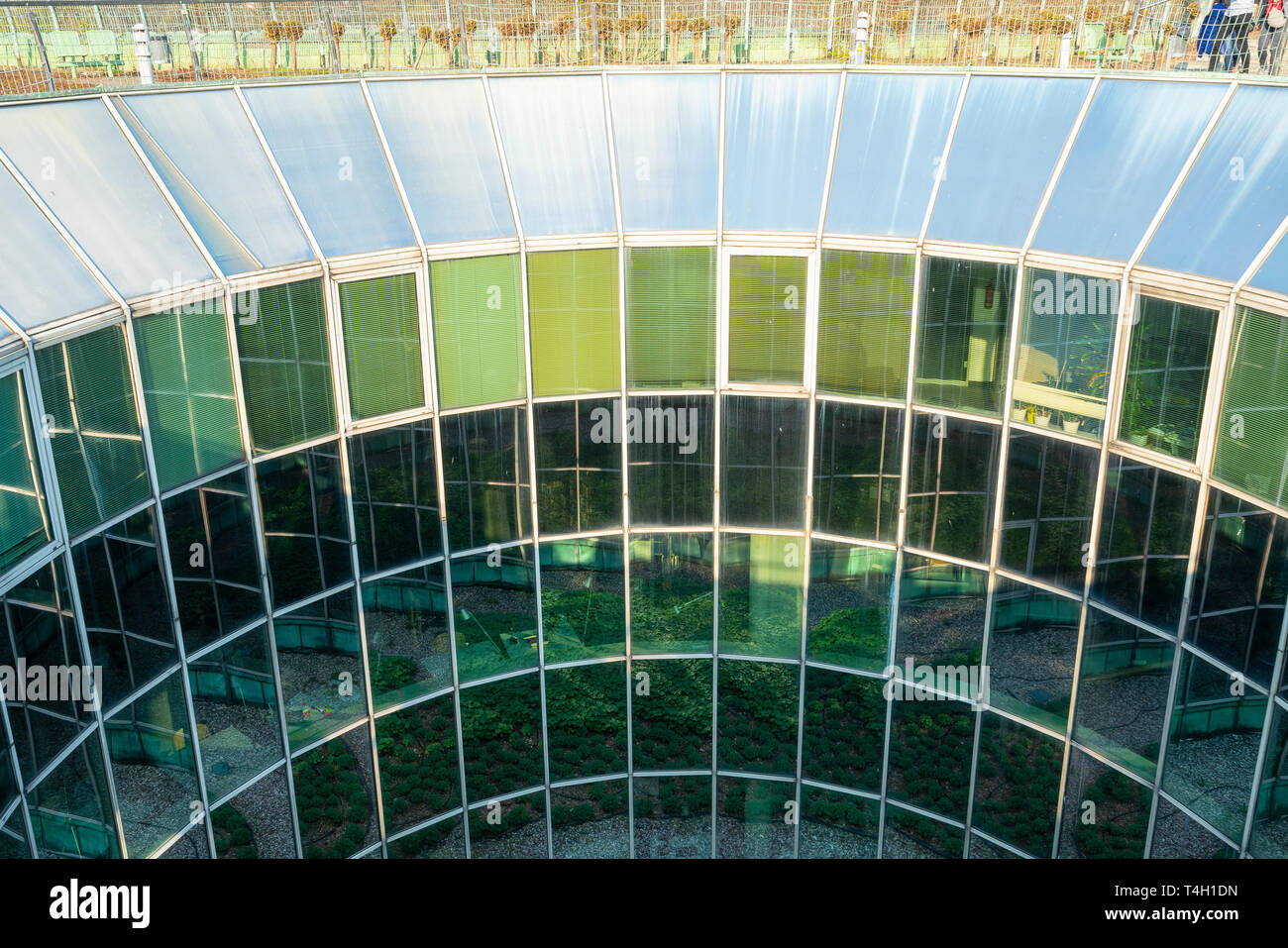 Varsovie, Pologne. Avril 2019. Les fenêtres de la bibliothèque de l'université vu depuis le toit des jardins sur le toit Banque D'Images