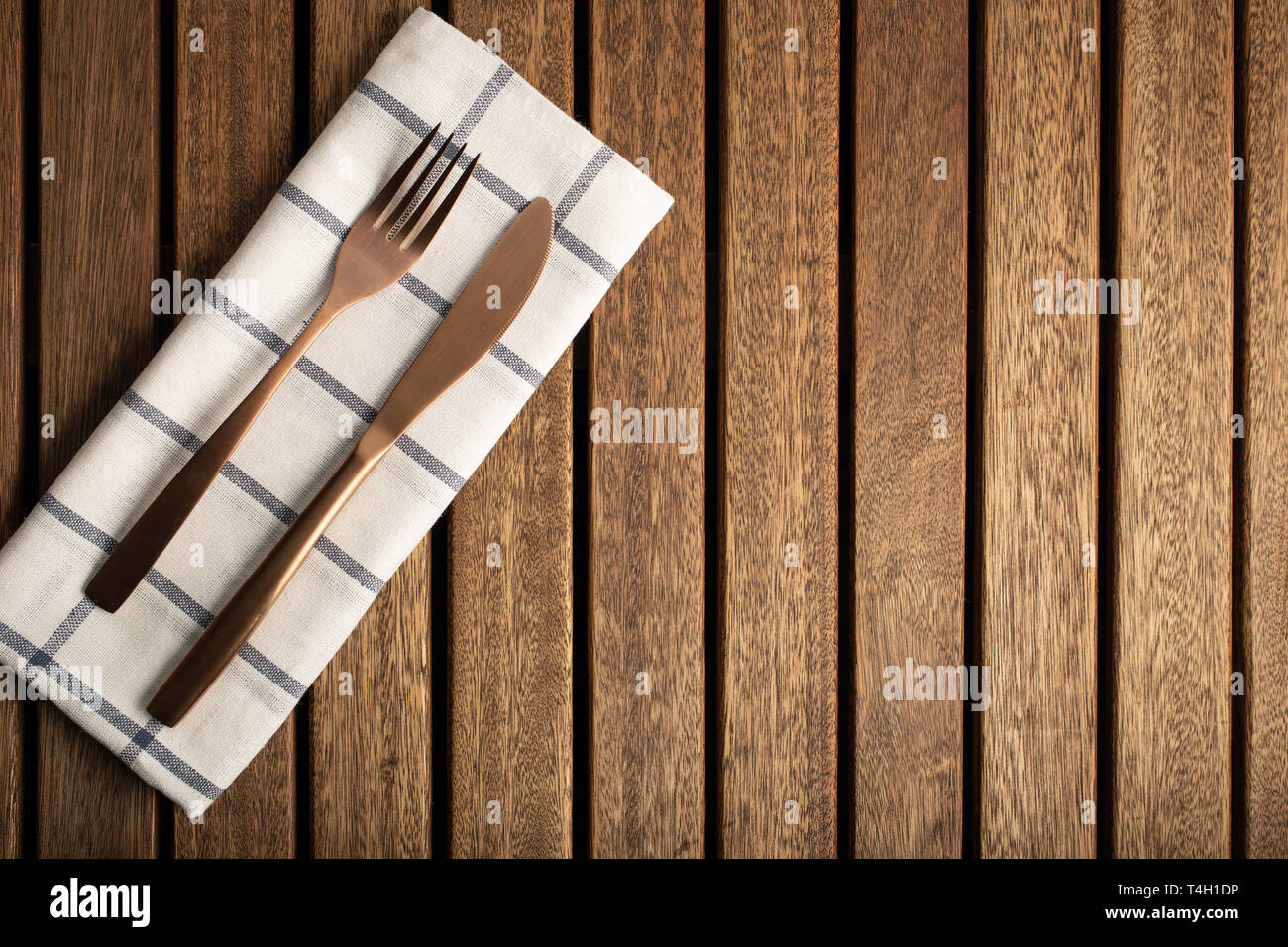 L'argenterie moderne et une serviette de table en bois avec copie espace pour le texte. Vue de dessus d'arrière-plan Cuisine Banque D'Images