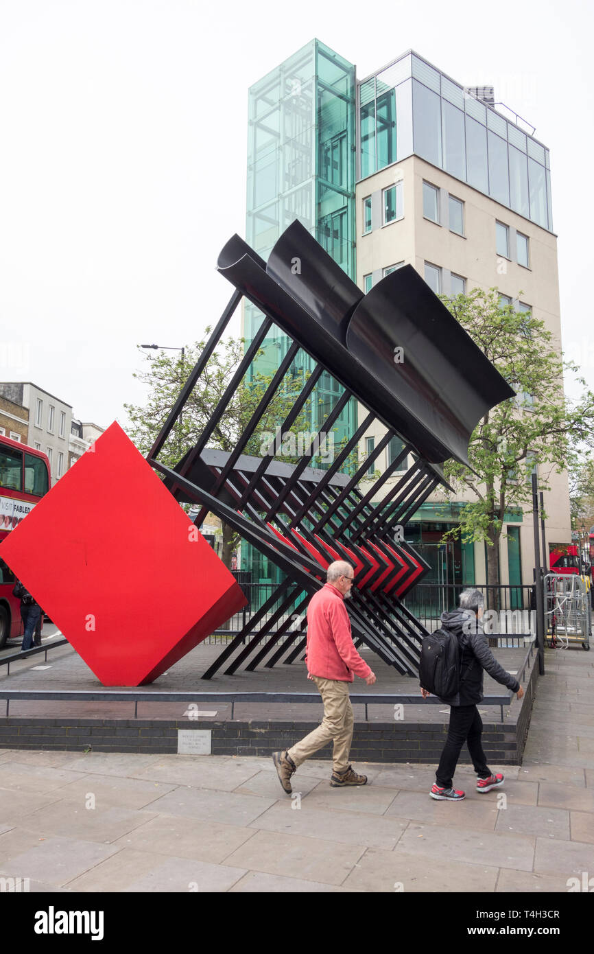 Sculpture en acier "Clarion" par Phillip King, Fulham Broadway, London, UK Banque D'Images