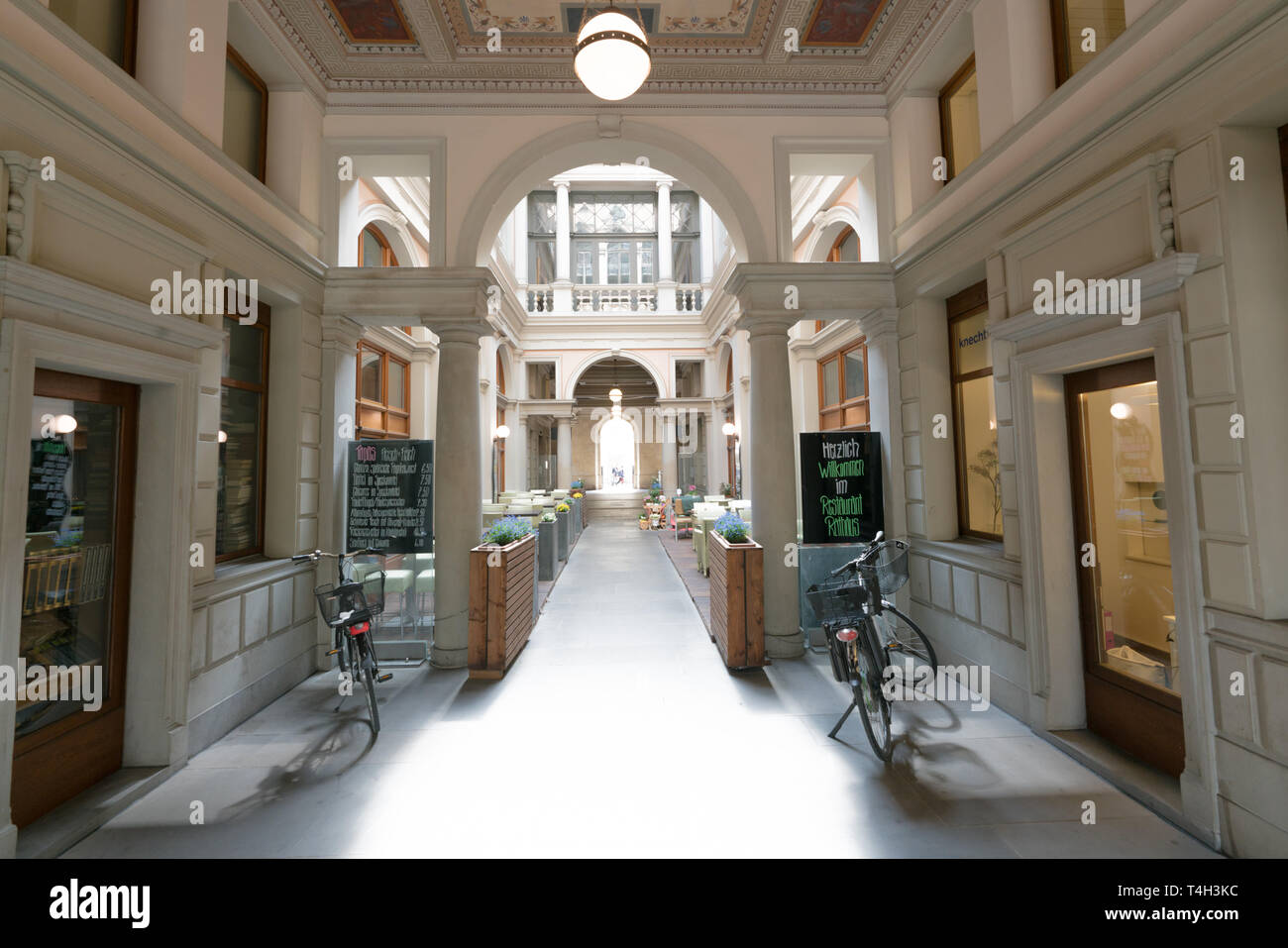 Winterthur, ZH / Suisse - le 8 avril 2019 : étroite couverte dans la vieille ville de Winterthur en Suisse avec Jugenstil traditionnels ou Banque D'Images