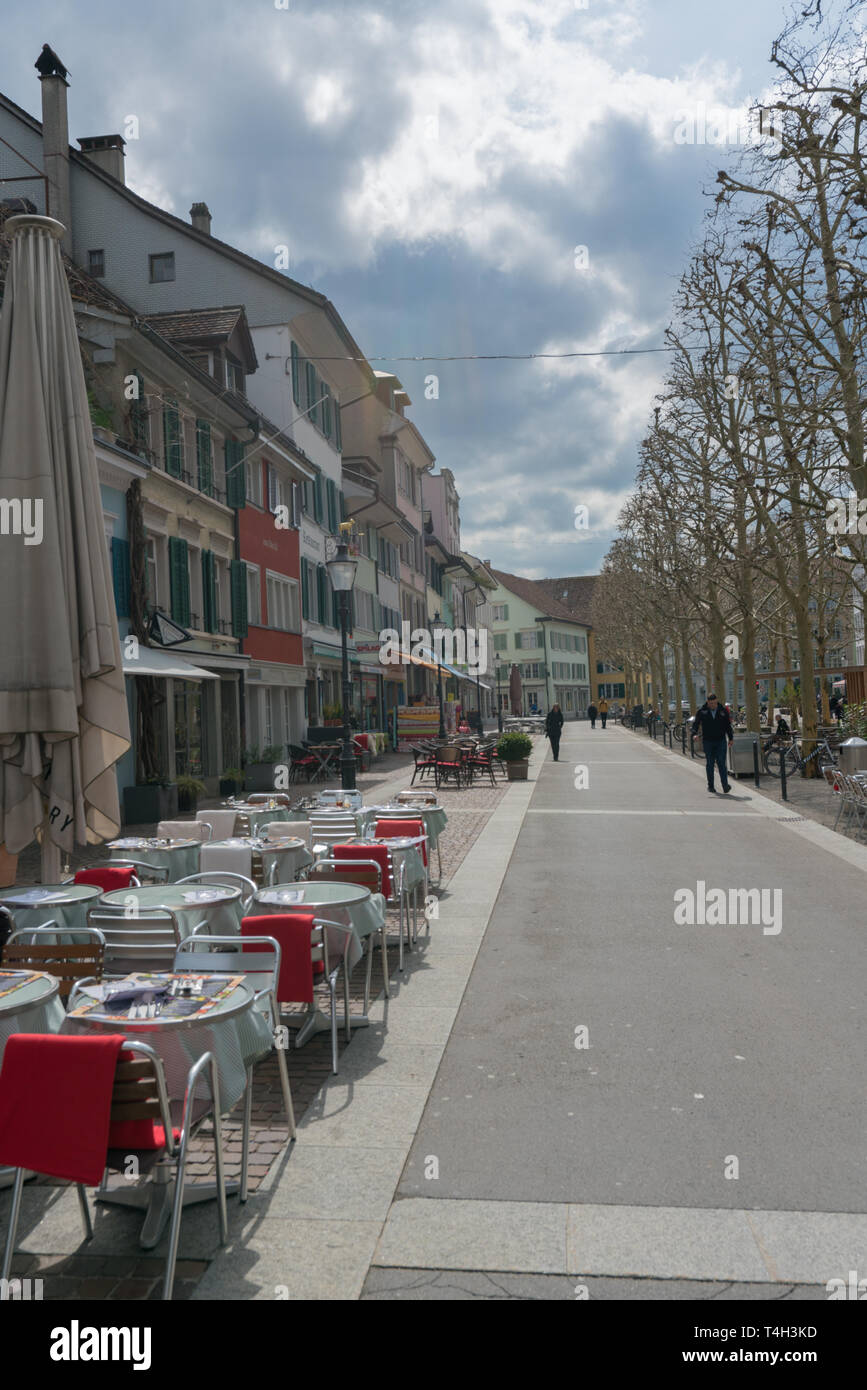 Winterthur, ZH / Suisse - Avril 8, 2019 : l'agitation dans la vieille ville de Winterthur avec des gens pour faire des courses et shopping Banque D'Images