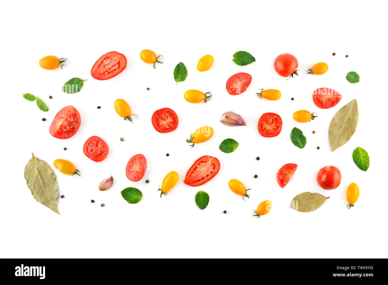 Fond d'aliments sains. Les tomates et les épices isolé sur fond blanc. Banque D'Images
